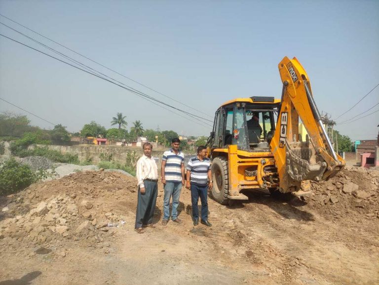 खेल मैदान का समतलीकरण व सौंदर्यीकरण प्रगति पर