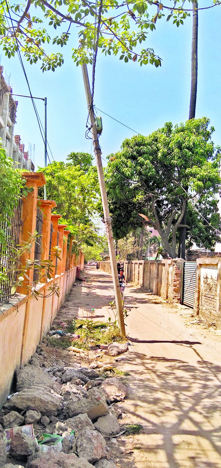 बाजार समिति के समीप सड़क पर विद्युत पोल से परेशानी