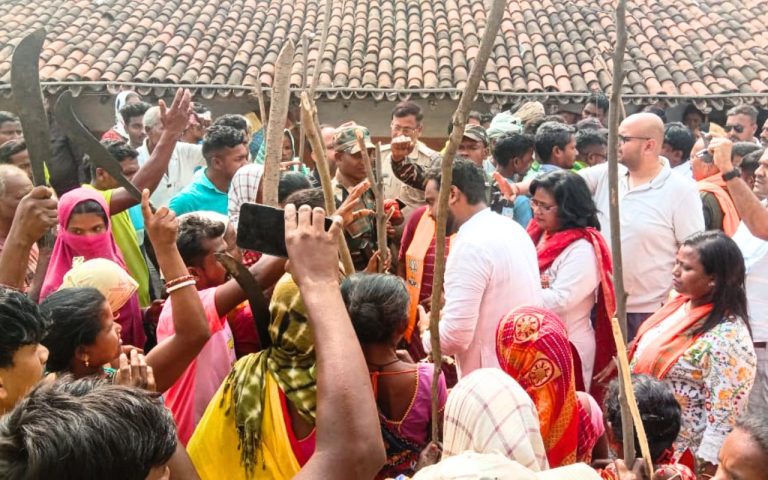 झारखंड : गम्हरिया में प्रचार करने पहुंचीं गीता कोड़ा, भाजपा-झामुमो कार्यकर्ताओं में झड़प, हरवे-हथियार से लैस थे कुछ लोग