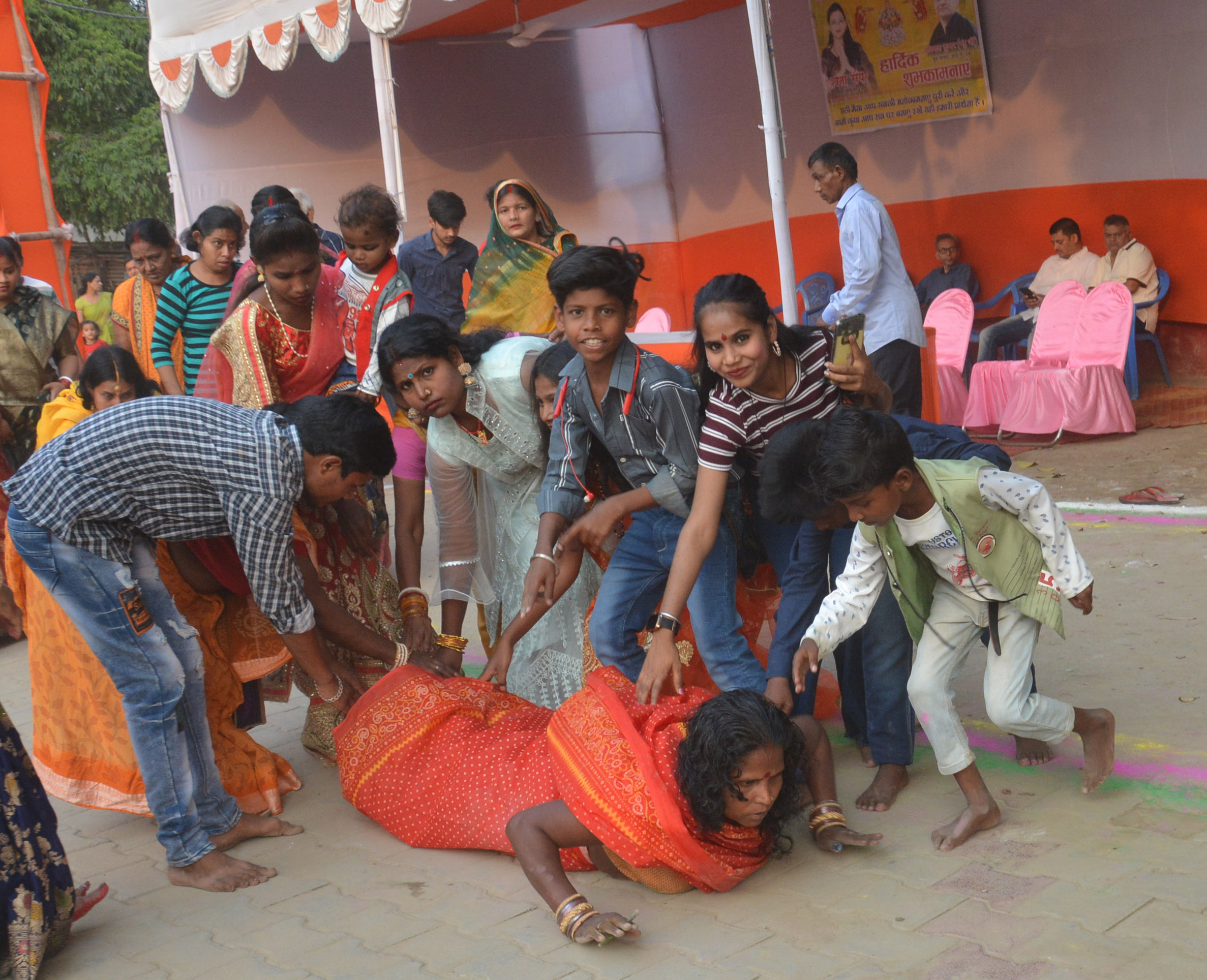 Chaiti chhath : अर्घ के लिए घाट पर जाती व्रती