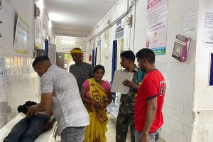 तलवार से काटने के बाद अस्पताल लेकर पहुंचे परिजन