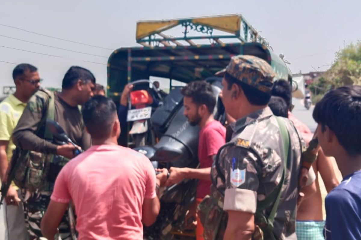 घटनास्थल पर पहुंची पुलिस आरोपियों की बाइक जब्त करती