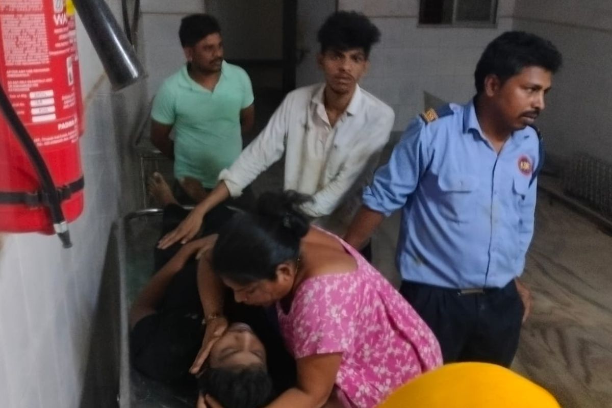 अपने मृत बेटे को देखकर रोती मां