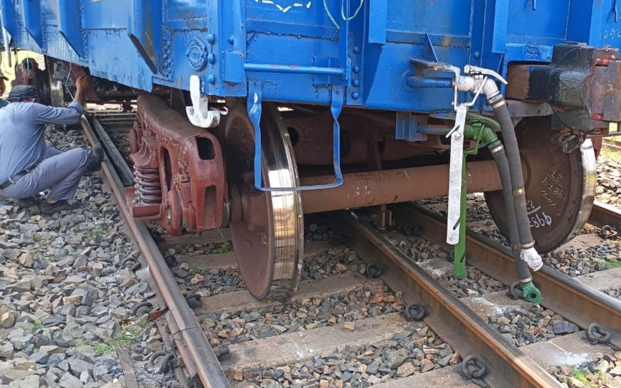goods train derail at pradhankhanta gomoh jharkhand