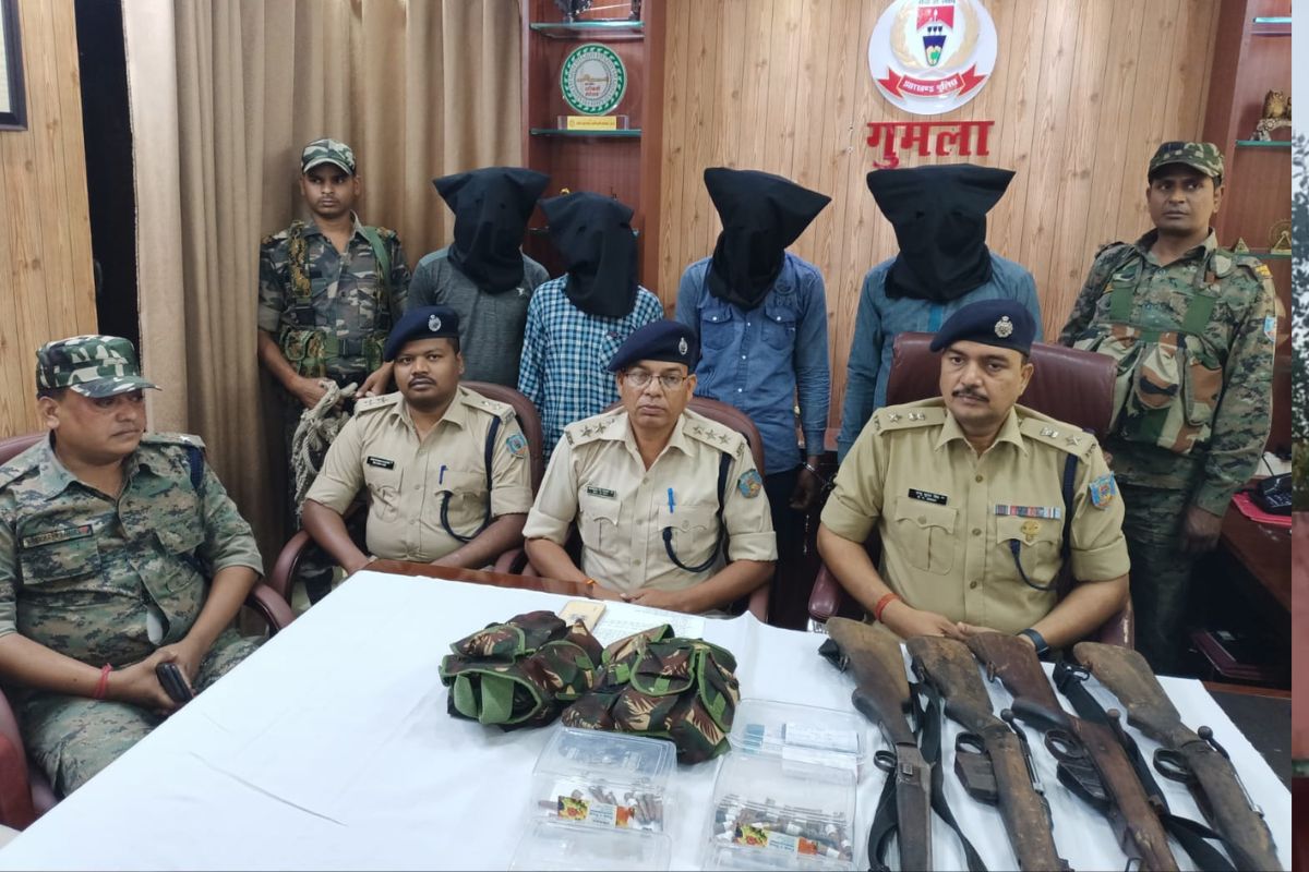 गिरफ्तार नक्सलियों की जानकारी देते पुलिस पदाधिकारी