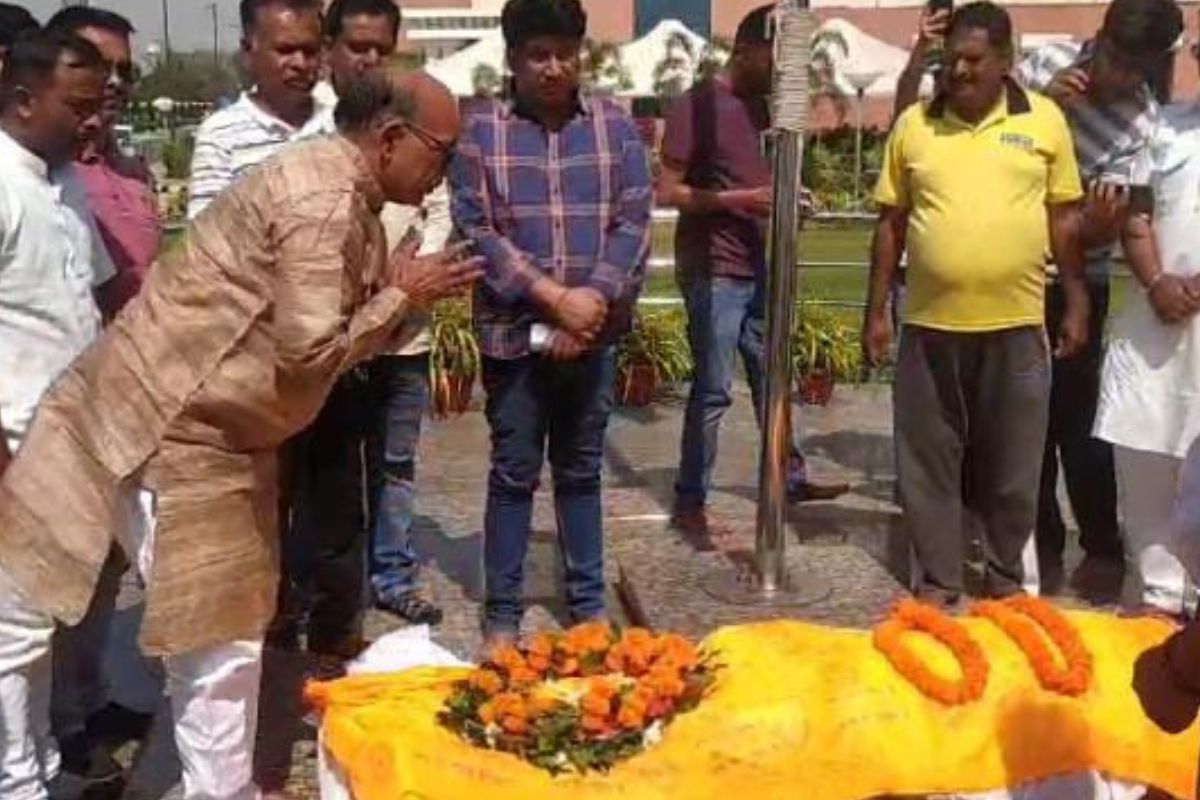 पूर्व मंत्री लालचंद महतो को श्रद्धांजलि देते स्पीकर रवींद्रनाथ महतो