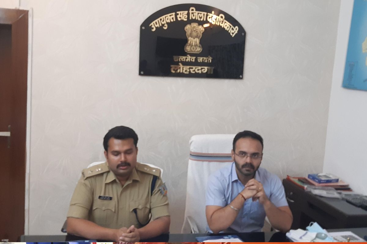 पत्रकारों को जानकारी देते डीसी व एसपी
