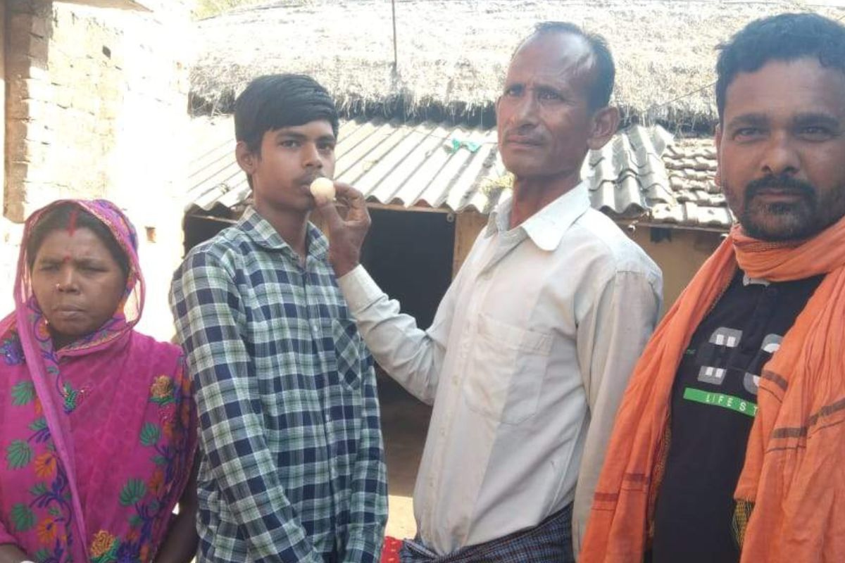 नितेश को मिठाई खिलाते परिजन