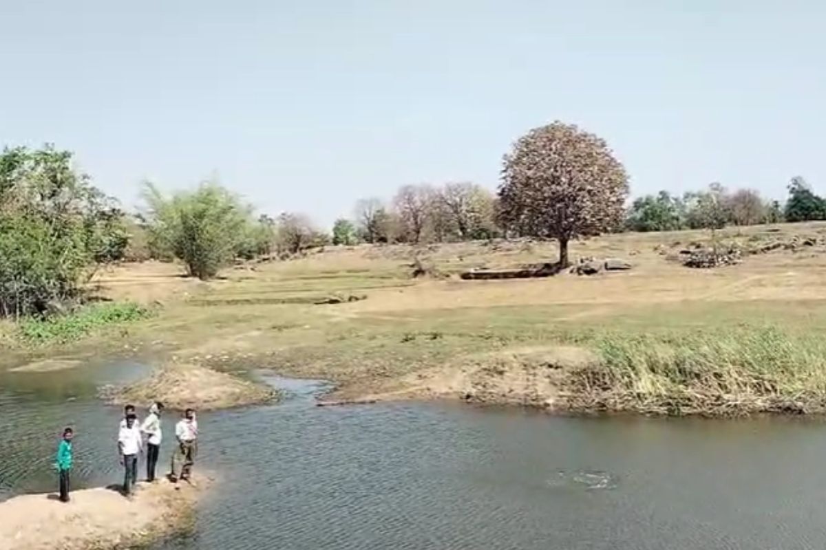 मौत की सूचना पाकर सुखनदियां नदी पहुंचे गांववाले