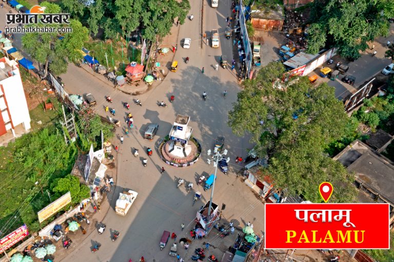 मालगाड़ी की चपेट में आयी कार क्षतिग्रस्त