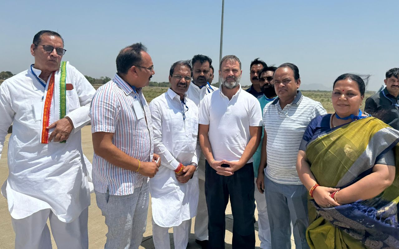 rahul gandhi at deoghar airport before ulgulan nyay maharally