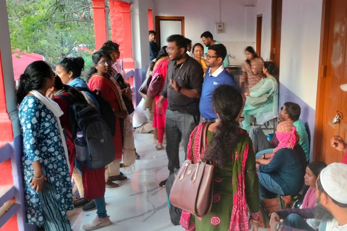 घेराव करते रांची यूनिवर्सिटी के गेस्ट टीचर्स