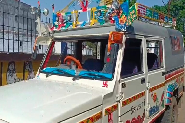 कोडरमा के सड़क हादसे में वाहन से गिरकर युवक की मौत, दूसरा घायल