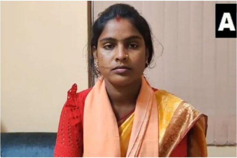 WB News : बशीरहाट की भाजपा उम्मीदवार रेखा पात्रा को घेरकर विरोध प्रदर्शन, बड़ी संख्या में पहुंचा पुलिस बल