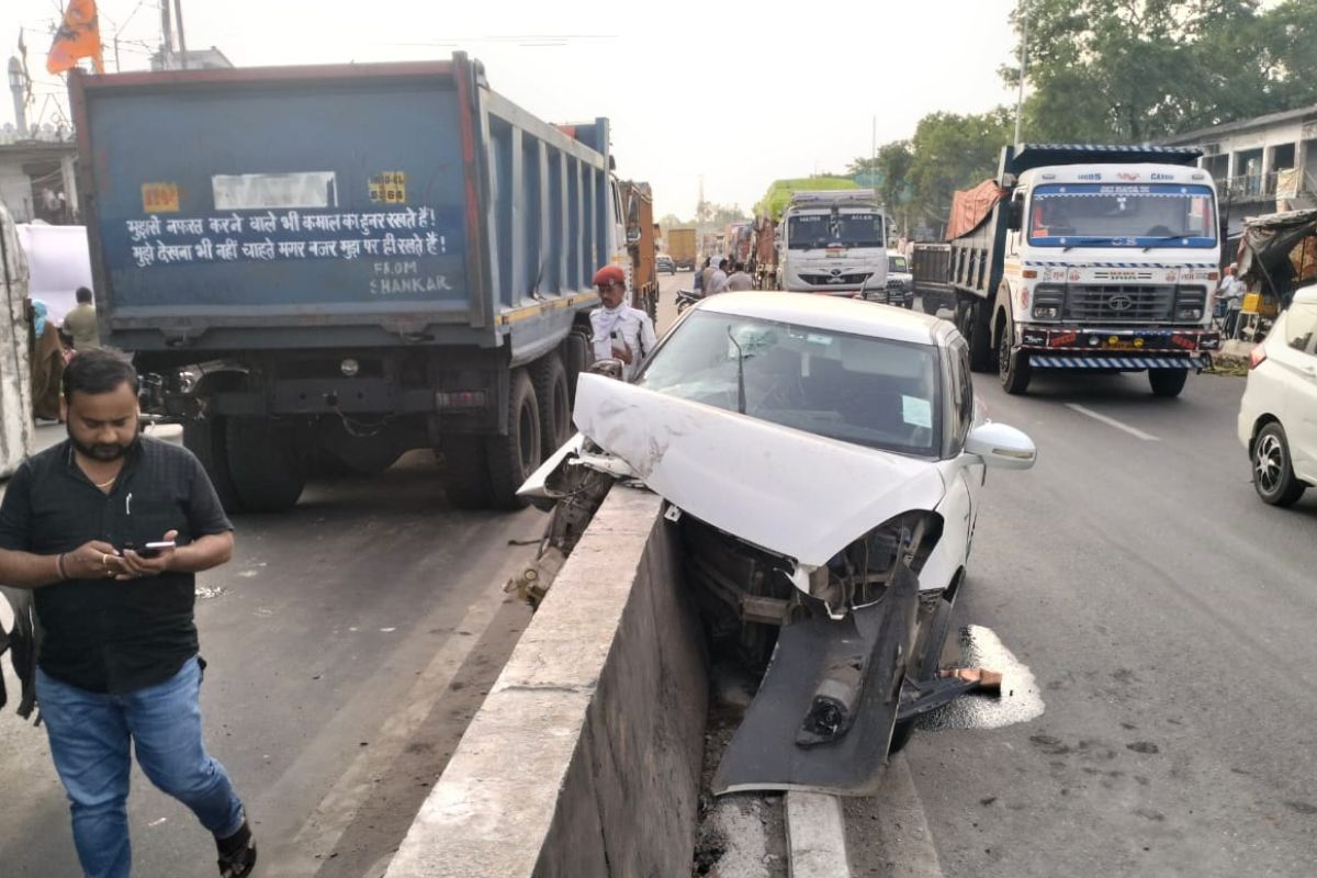 सड़क हादसे में क्षतिग्रस्त कार