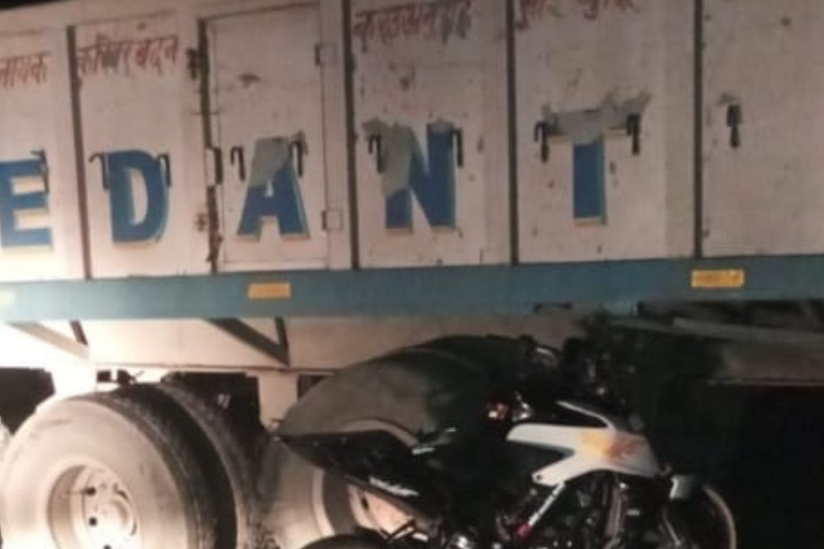सड़क हादसे में ट्रक में घुसी बाइक