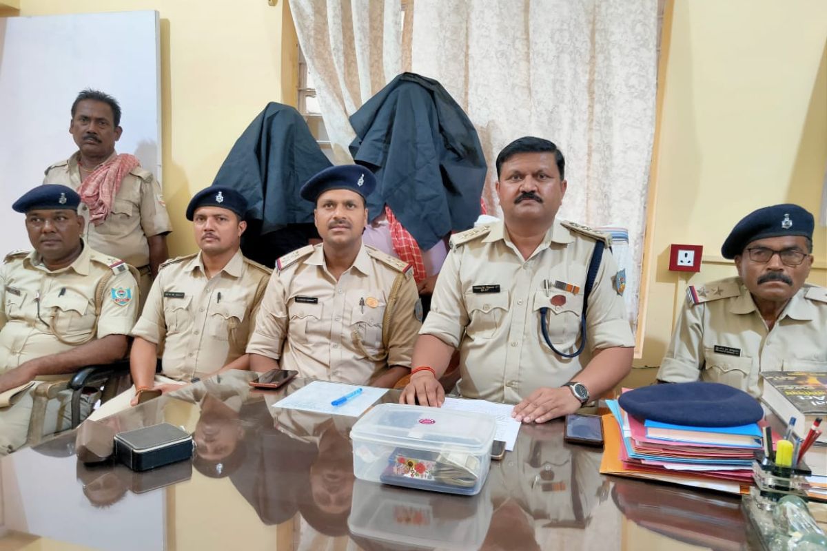 गिरफ्तारी की जानकारी देते पुलिस पदाधिकारी