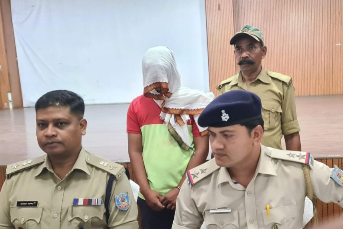 गिरफ्तारी की जानकारी देते एसपी मनीष टोप्पो