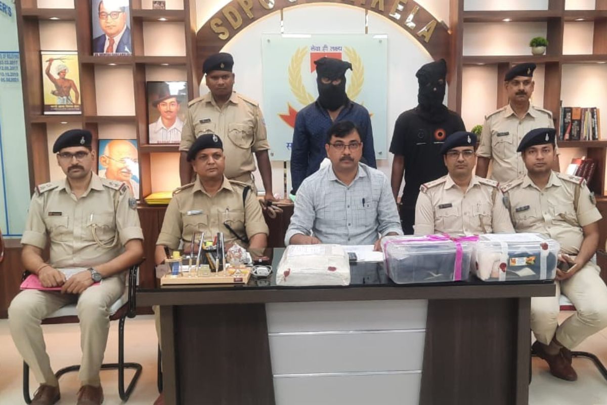 गिरफ्तारी की जानकारी देते एसडीपीओ संतोष मिश्र