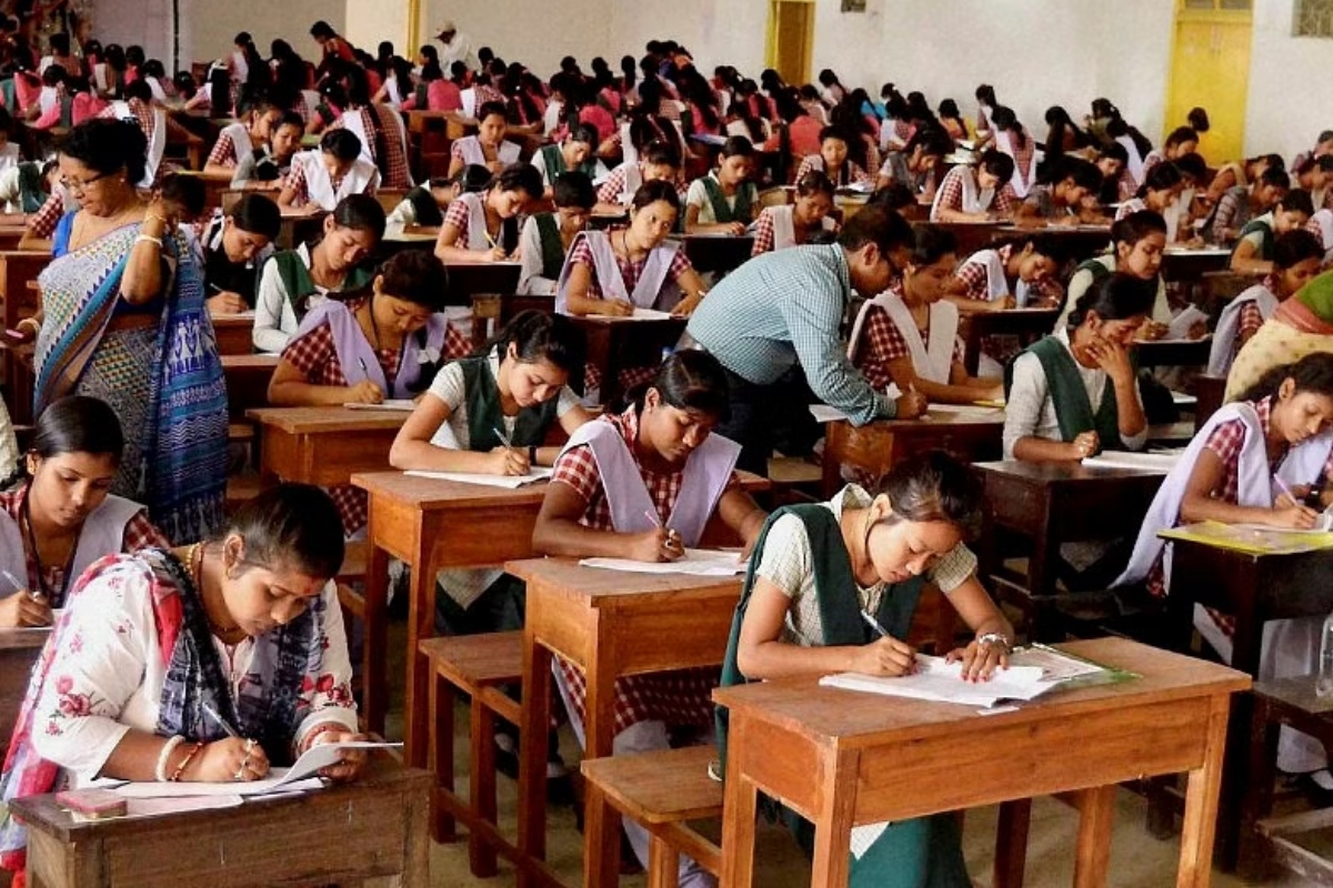 परीक्षा देतीं छात्राएं