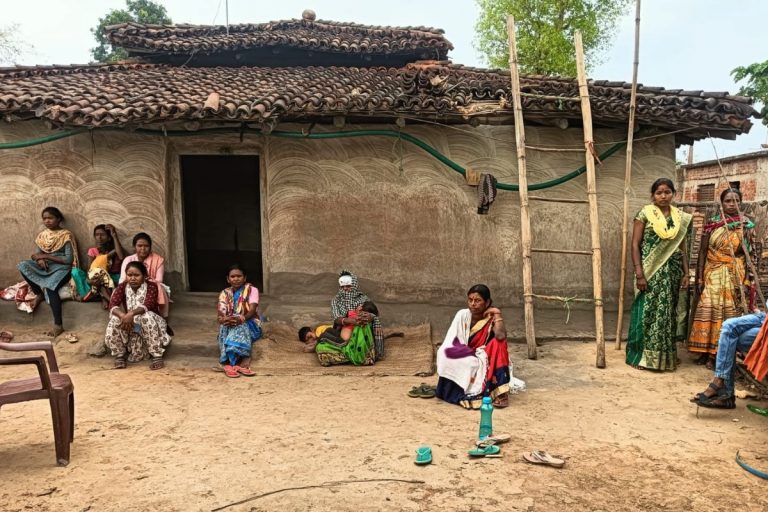 झारखंड के लातेहार में ट्रिपल मर्डर, अर्द्ध विक्षिप्त ने पिता, भाभी व एक महिला को उतारा मौत के घाट, पत्नी समेत दो घायल