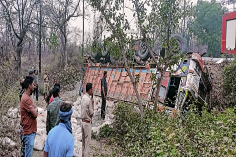कोडरमा घाटी में दाल लदा ट्रक पलटा, चालक की मौत