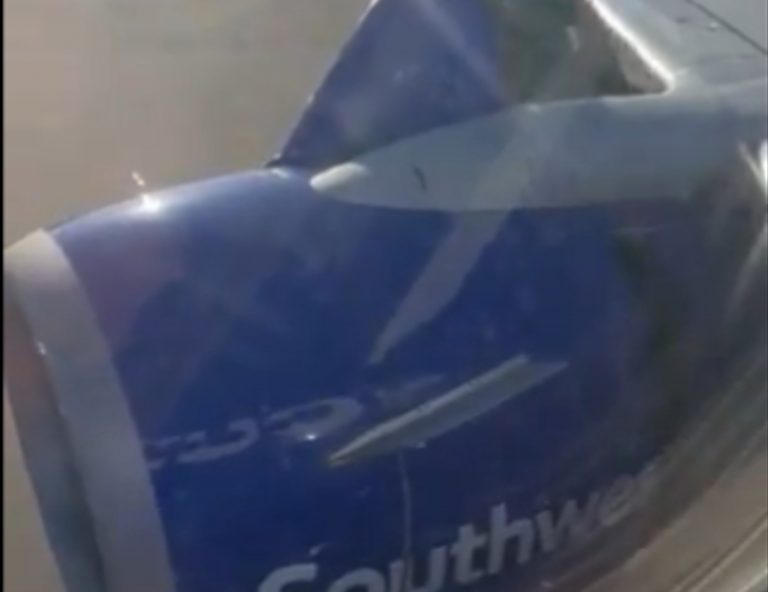 Scary Video Boeing: विमान के उड़ान भरते ही इंजन में हुआ कुछ ऐसा, थम गई यात्रियों की सांसे, देखें वीडियो