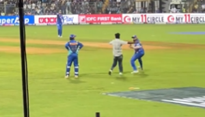IPL 2024: सुरक्षा में हुई दूसरी बार चूक, फैंस को देख डरे रोहित और ईशान