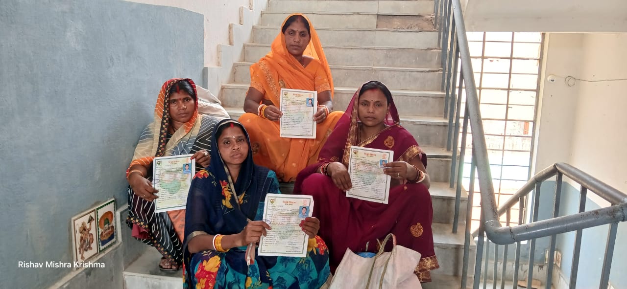 शिक्षा विभाग कार्यालय पहुंचे अभिभावक