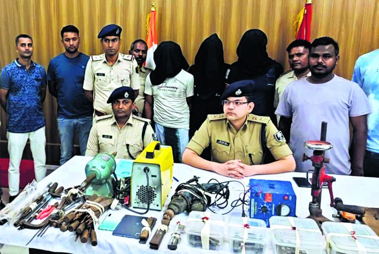 मुंगेर में फिर से 2 मिनीगन फैक्ट्री का खुलासा, प्रति पिस्टल 2000 पर मकान मालिक ने किराये पर दिया था घर