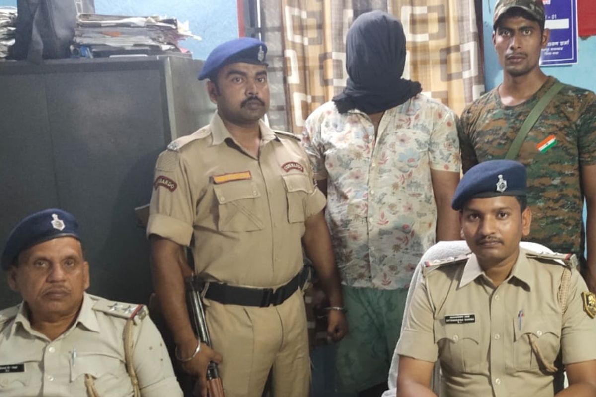 गिरफ्तारी की जानकारी देते गया पुलिस के पदाधिकारी