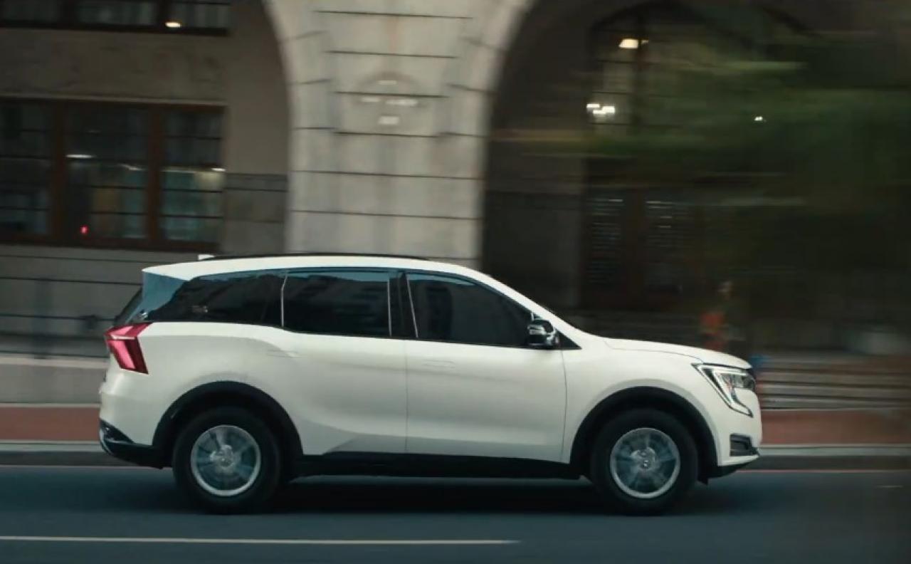 Mahindra XUV700 AX5 Select