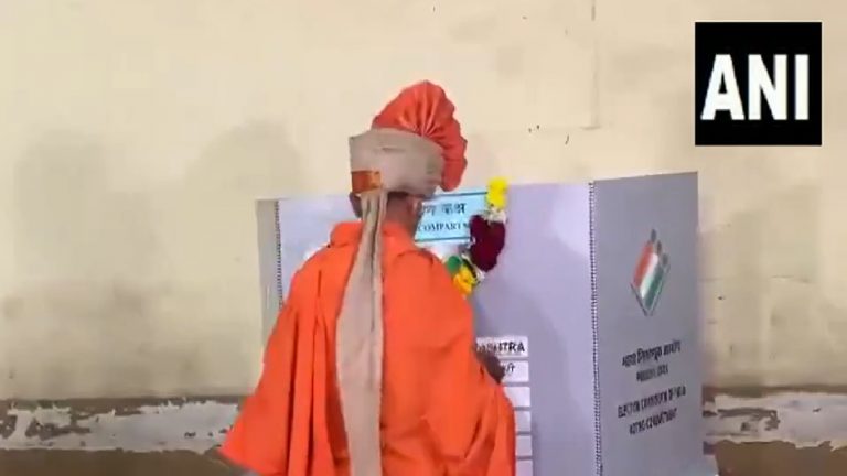 Lok Sabha Election 2024: निर्दलीय उम्मीदवार को वोटिंग मशीन पर माला चढ़ाना पड़ा भारी, FIR दर्ज