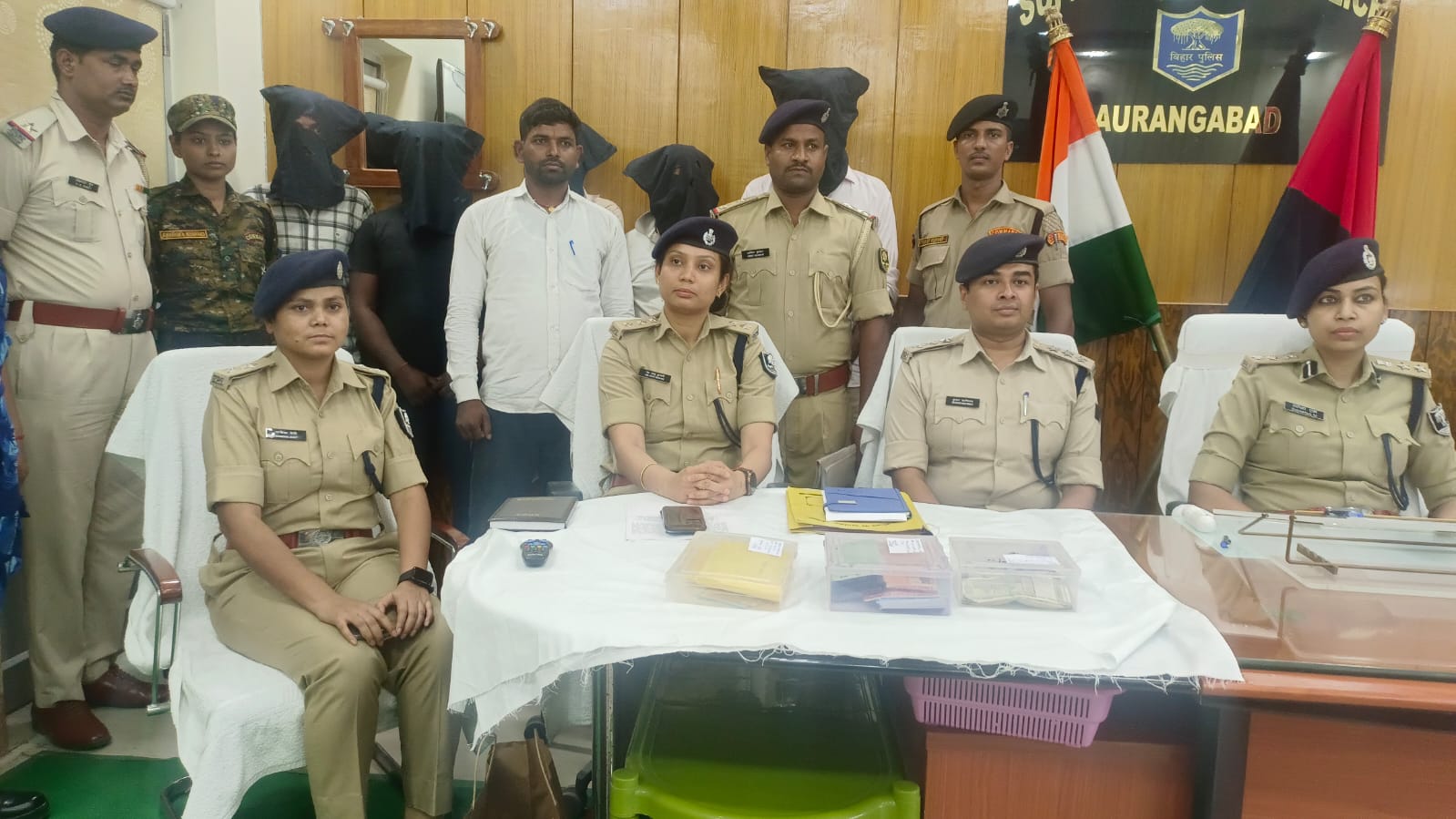 गिरफ्तार अपराधियों के साथ औरंगाबाद पुलिस