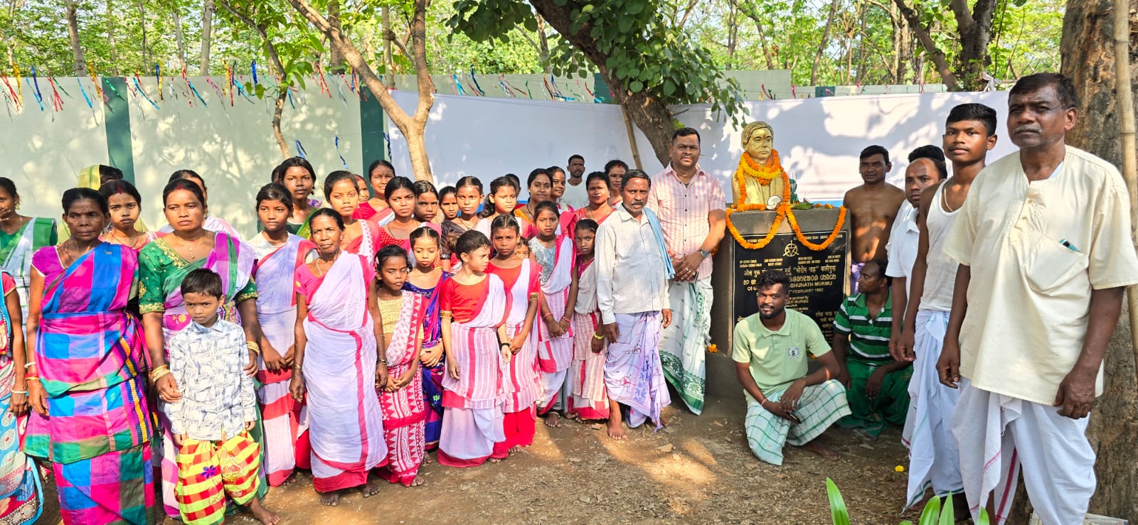 ओलचिकी के जनक पंडित रघुनाथ मुर्मू की 119वीं जयंती समारोह मनाया गया. ग्रामीणों ने उनकी प्रतिमा पर माल्यार्पण व पुष्प अर्पित कर उन्हें श्रद्धांजलि अर्पित किया.