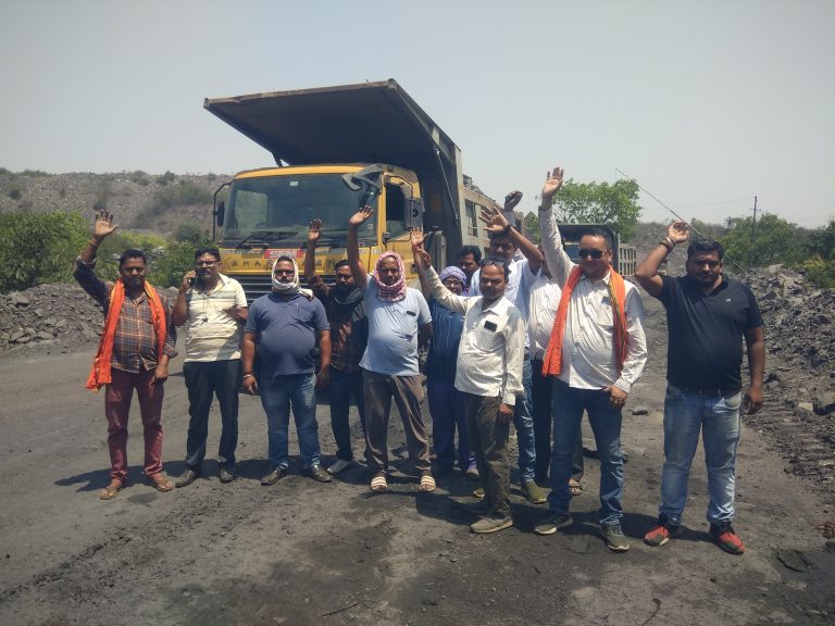 बकाया भाड़ा को लेकर हाइवा मालिकों ने ट्रांसपोर्टिंग रोकी