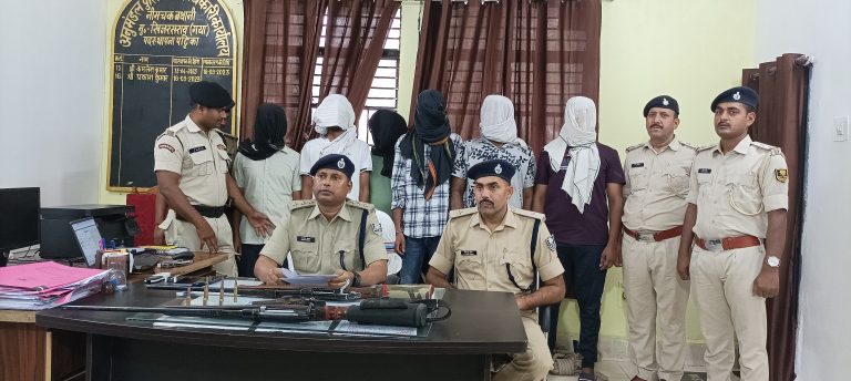 अपराधी राजू खान पांच साथियों के साथ गिरफ्तार