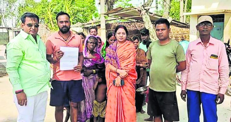 सड़क ढलाई में अनियमितता को लेकर ग्रामीणों ने किया विरोध