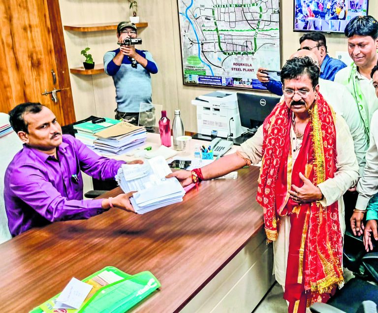 राउरकेला विस सीट के लिए मंत्री शारदा प्रसाद नायक ने भरा पर्चा