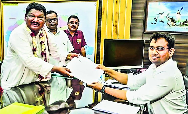 सुंदरगढ़ लोस सीट : भाजपा से जुएल ओराम, कांग्रेस के जनार्दन देहुरी ने भरा नामांकन