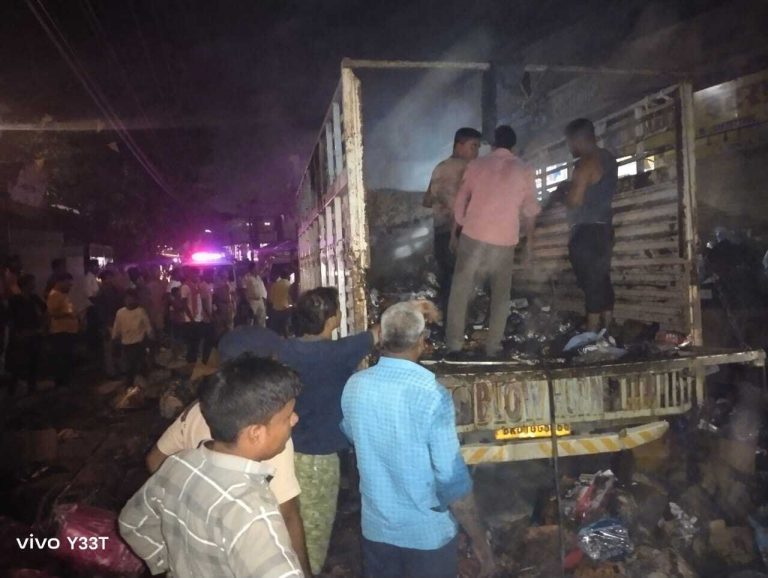 प्लास्टिक के सामान लदे ट्रक में लगी आग, सारा सामान राख
