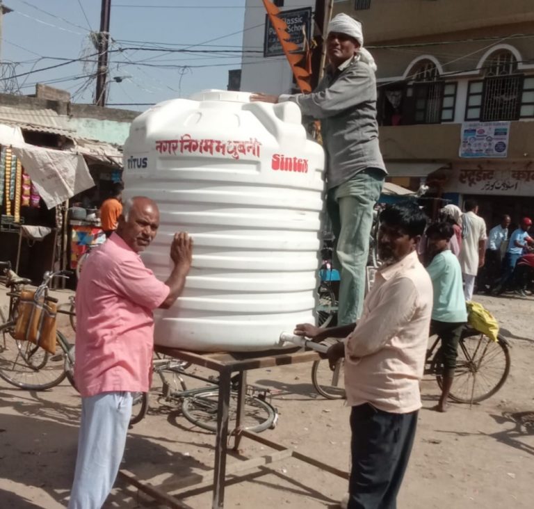 चौक – चौराहा पर की जा रही पेयजल की व्यवस्था