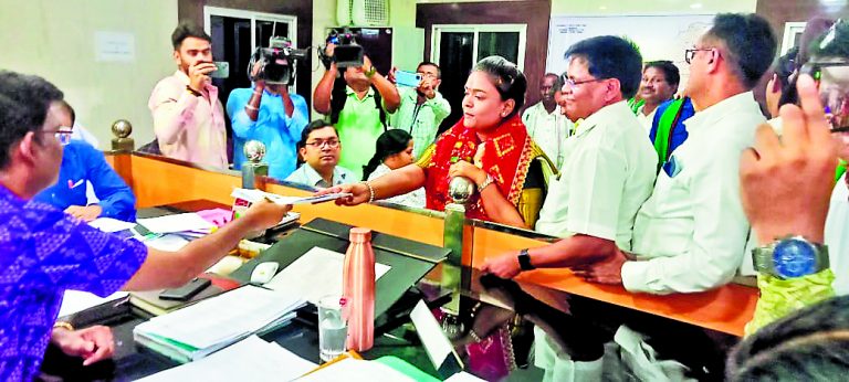 झारसुगुड़ा : बीजद प्रत्याशी दीपाली दास ने दाखिल किया नामांकन, बोलीं-मुझे प्राप्त है जनता का समर्थन