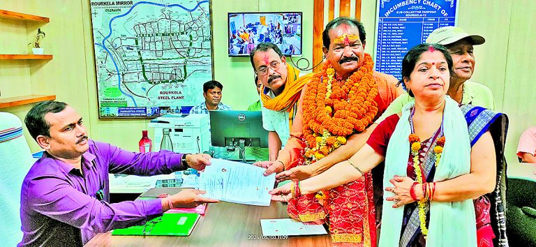 राउरकेला : भाजपा के बागी नेता निहार राय दाखिल किया नामांकन, बोले-शहर की जनता मुझमें देखती है दिलीप-शारदा का विकल्प