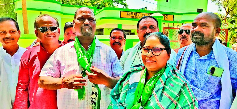 बिरमित्रपुर : झामुमो उम्मीदवार निहार सुरीन ने किया नामांकन, रैली में दिखायी ताकत