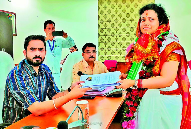 रघुनाथपाली : बीजद उम्मीदवार अर्चना रेखा बेहेरा ने अंतिम दिन भरा पर्चा