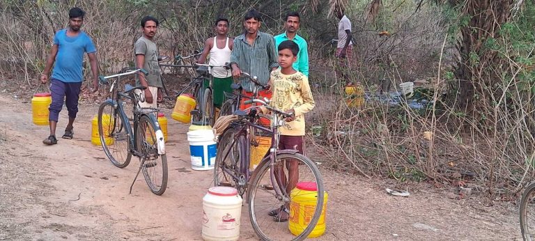 चितरा कोलियरी के दमगढ़ा गांव में पेयजल संकट, ग्रामीणों को हो रही परेशानी