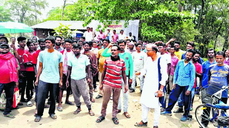 श्मशान घाट पर दखल के खिलाफ ग्रामीणों ने की सभा