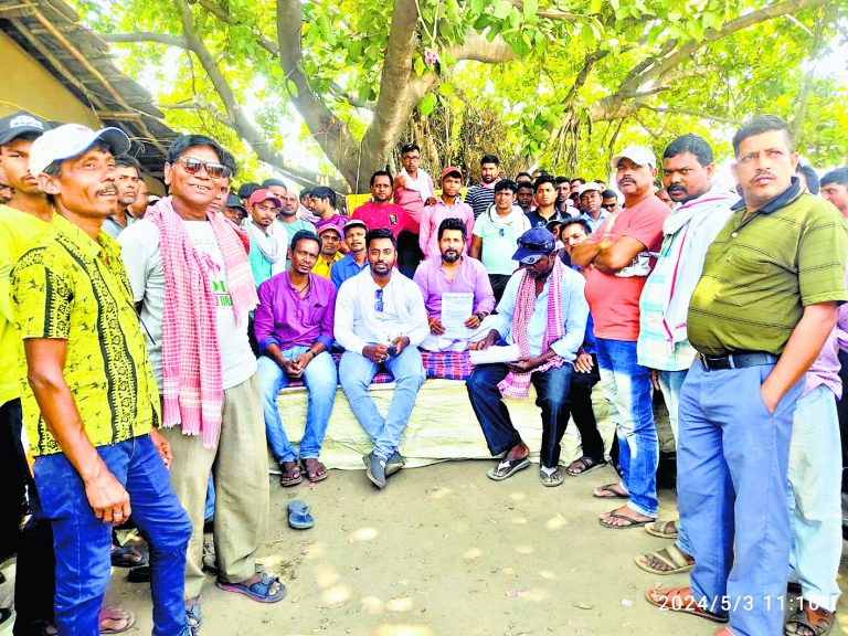 WB News : दुर्गापुर : सीमेंट फैक्टरी के बाहर कमेटी का अनशन जारी