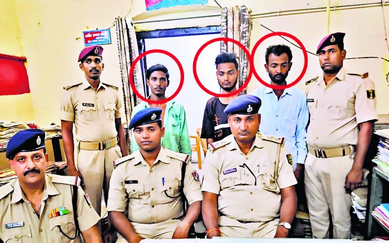 छपरा जंक्शन पर चोरी की योजना बना रहे तीन चोरों को रेल पुलिस ने पकड़ा
